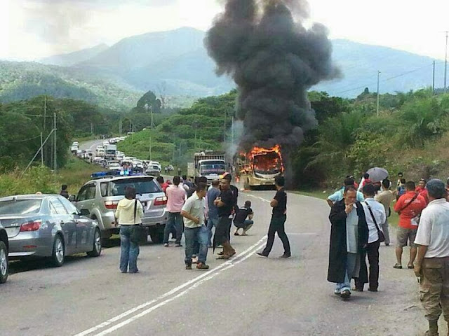 Gambar Bas Tung Ma Sandakan terbakar di KM78 Telupid 