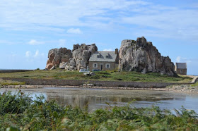 visitar la casa entre las rocas y la costa de granito rosa bretaña francesa