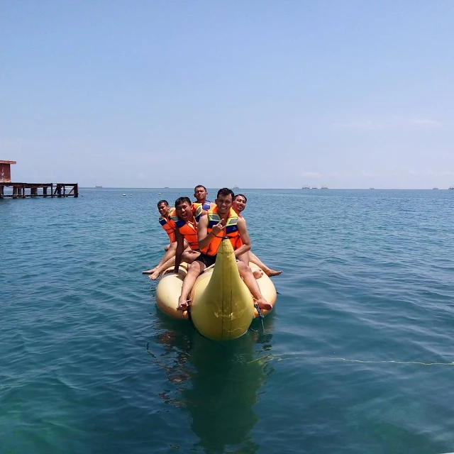 foto main banana boat di tanjung lesung