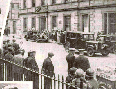 Crowds outside Perth Police Station, Cuddies Strip crimes, Perth 1935