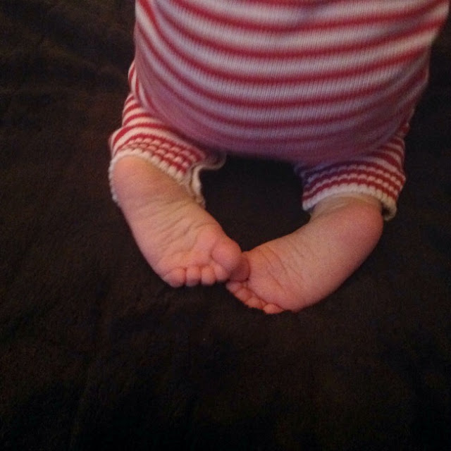 picture of a toddlers feet