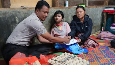 Polres Dairi Berikan Tali Asih Kepada Ibunda Mely Siregar Penyandang Disabilitas.