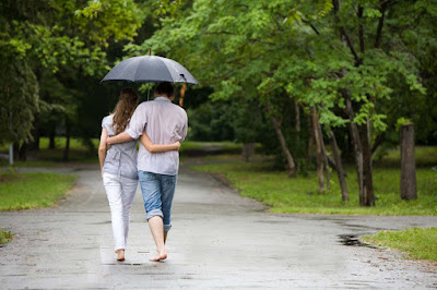 Couple-Romance-In-Rain-feeling-too-good