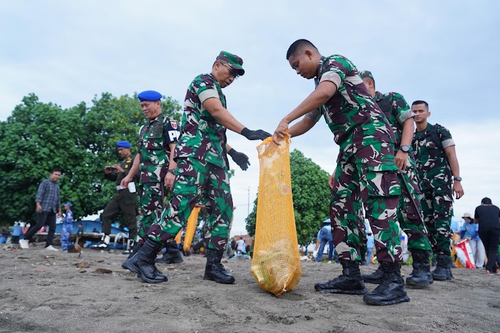 Pangdam XIV/Hsn Turut Aksi Dalam Karya Bakti Aksi Bersih Pantai di Bulukumba