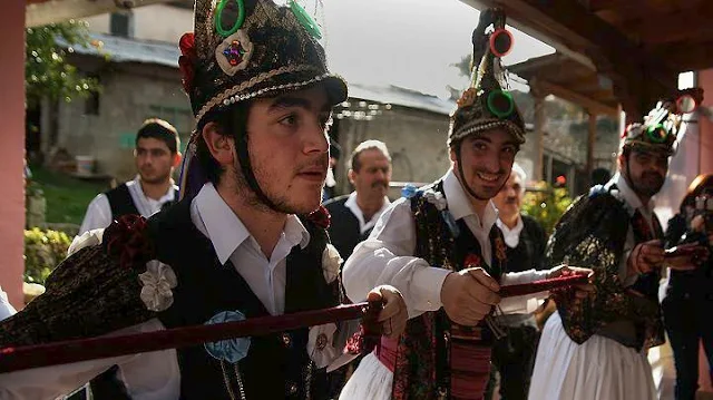 Έθιμα των Θεοφανίων: Οι Αράπηδες, τα Μπαμπούγερα, οι Μωμόγεροι και η Καμήλα