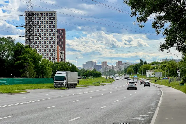 Ижорская улица, строящийся жилой комплекс «Бусиновский парк» – бывшая территория Московского трубозаготовительного комбината