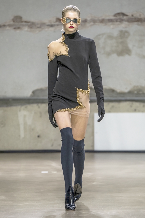 Irene Luft, robe noire prêt-à-porter Fashion Week Paris printemps été 2023
