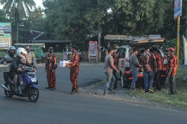 Pemuda Pancasila PAC Semanu Gunungkidul Berbagi Takjil Dan Masker