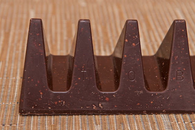 Toblerone Noir - Toblerone - Chocolat noir - Dessert - Snack - Food - Dark Chocolate - Chocolate - Cacao - Dark Chocolate Toblerone - Swiss Chocolate - Chocolat suisse - Noël - Christmas - Almond - Amande  - Miel - Honey - Nougat