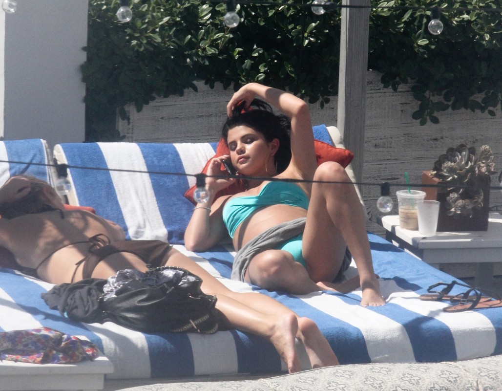 Selena-Gomez-Bikini-Crotch-Ass-Shots-Poolside-In-Miami-19.jpg