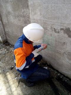  Kita tentu sering menemukan ada banyak bangunan dengan konstruksi dari beton bertulang Uji Kekuatan Beton dengan Hammer Test