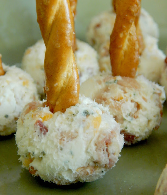 Mini Cheese Ball Appetizers...the perfect holiday appetizer! (sweetandsavoryfood.com)