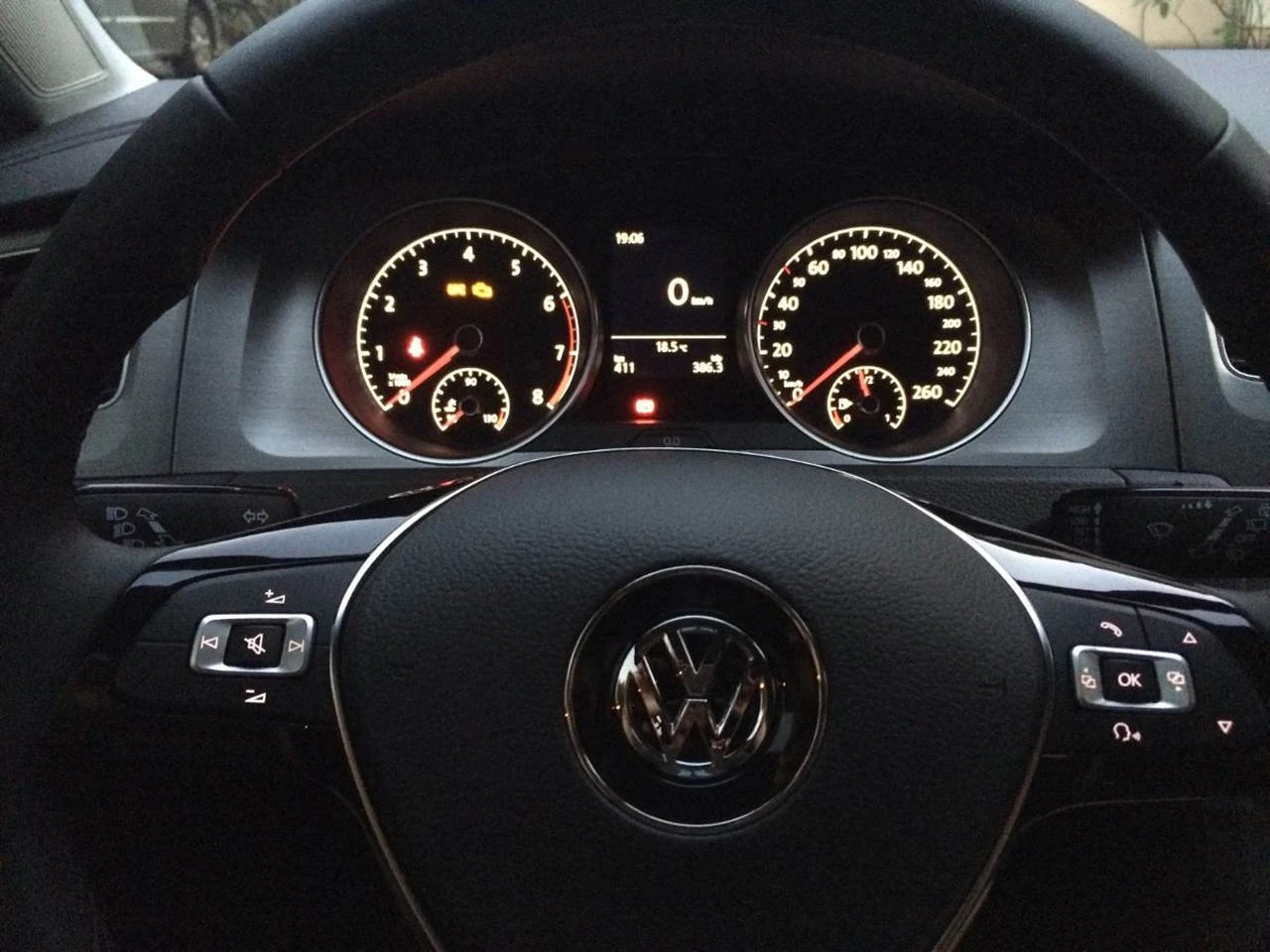 VW Golf Trendline 2016 - volante multifuncional e detalhe do cluster