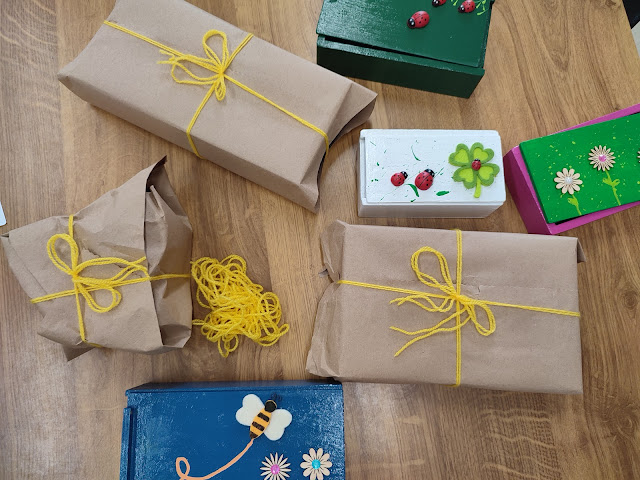 Cajas de madera decoradas por alumnos de Educación Especial