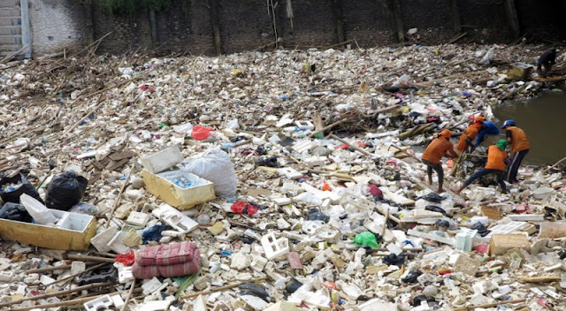 SAMPAH YANG SUDAH MENUMPUK DARI BEBERAPA HARI YANG LALU YANG BELUM DI AMBIL AMBIL OLEH PETUGAS