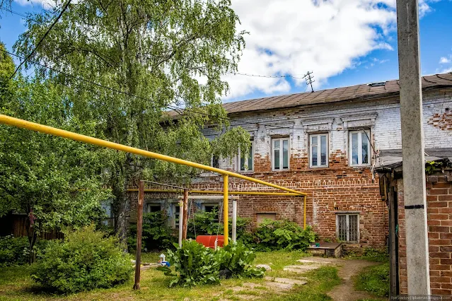Двор среди старых кирпичных зданий