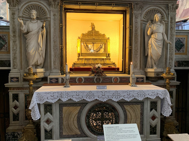 foto do altar com a corrente que teria sido usada na prisão de São Pedro