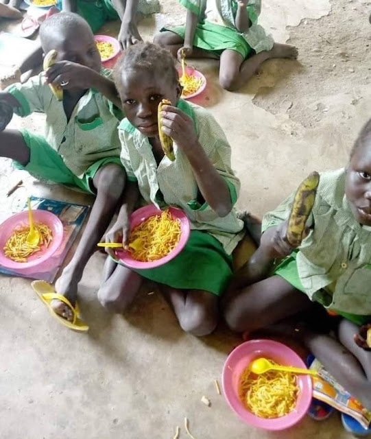 Sad Photos Of Pupils Sitting On The Floor To Eat Food In Adamawa School