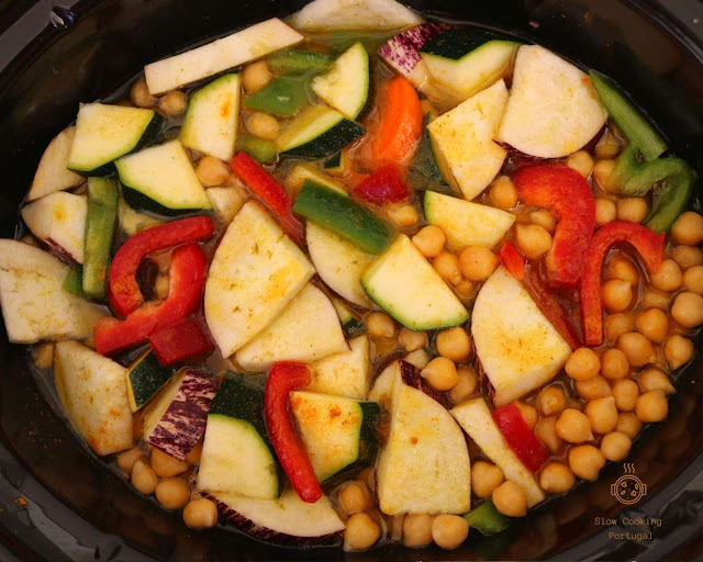 Caril de grão e legumes em preparação
