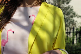 veste jaune balsamik, top flamant rose H et M, sac clarks
