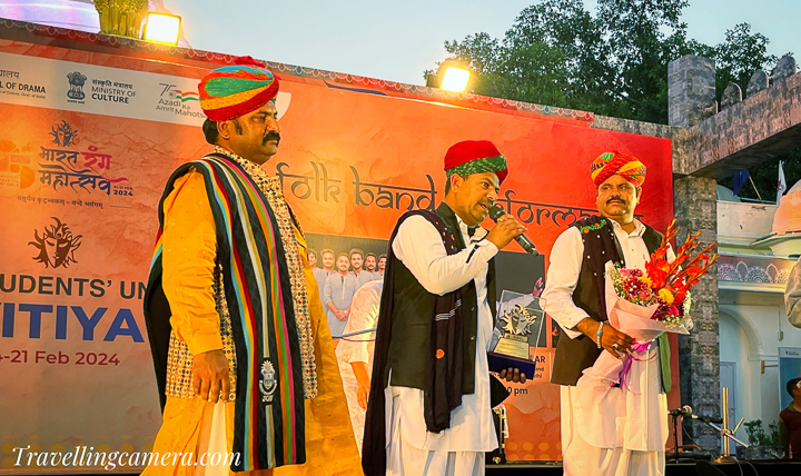 A Night of Cultural Reverie:  As the curtains rose at the National School of Drama, the audience found themselves transported to the undulating dunes of the Thar Desert. Bhungar Khan Manganiar, a master of the kamaicha and a custodian of Rajasthan's musical legacy, took center stage, promising an evening of cultural reverie.