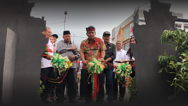 Plt Bupati Nganjuk, Marhaen Djumadi, membuka pameran dan bazar produk unggulan tani yang diadakan Dinas Pertanian Kabupaten Nganjuk