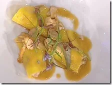 Raviolo aperto con triglie e funghi galletti