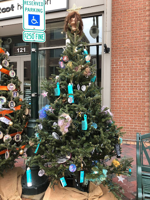 Ginger Root coiffed a special holiday tree in St. Charles, Illinois.