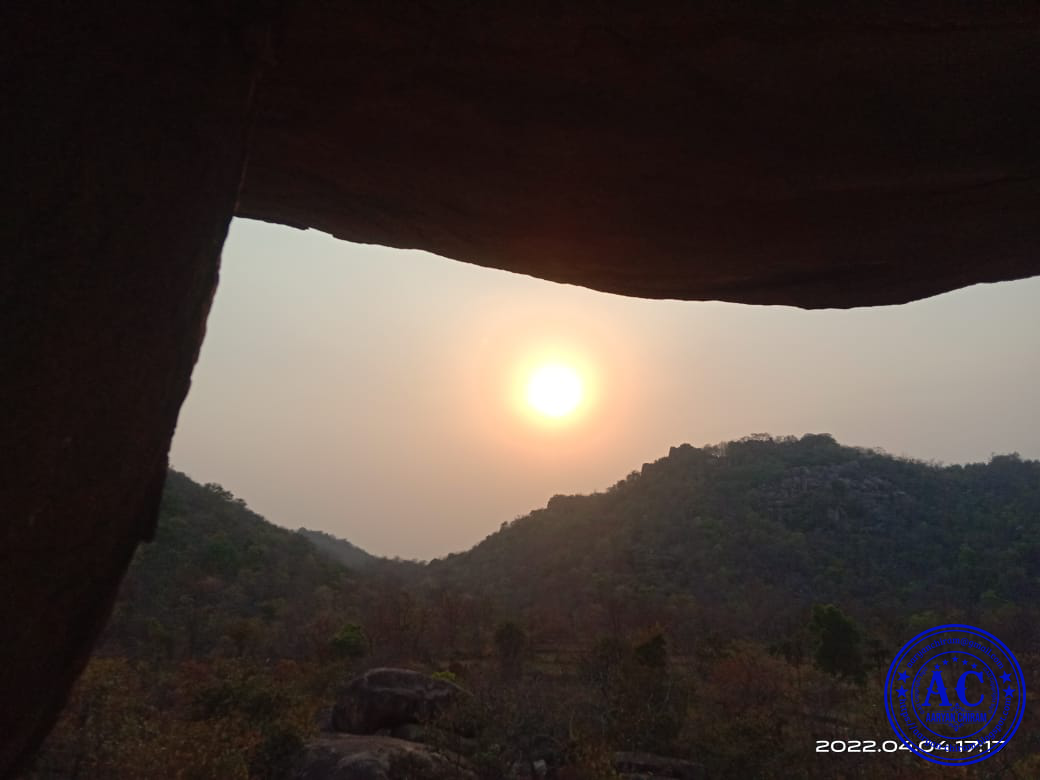 एलियन चित्र, चित्र,एलियन, शैल चित्र, पुरातात्विक चित्र, ऐतिहासिक स्थल, आर्यन चिराम, rock painting, कांकेर, rock painting charama,