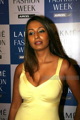 DESI MASALA HOT Kashmira Shah Pics Hot at LAKME FASION WEEK 