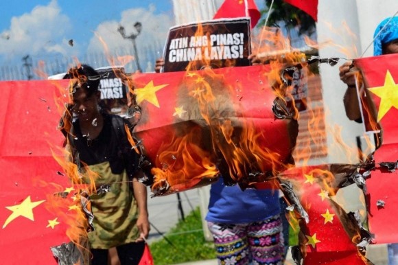 Người Philippines đốt cờ Trung Quốc, phê phán ông Duterte “yếu nhược”