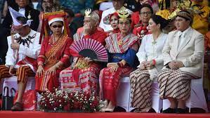 aNeka BusaNa aDat inDonesia HUTRI 78, Potret Para Menteri Pakai Baju Dae...