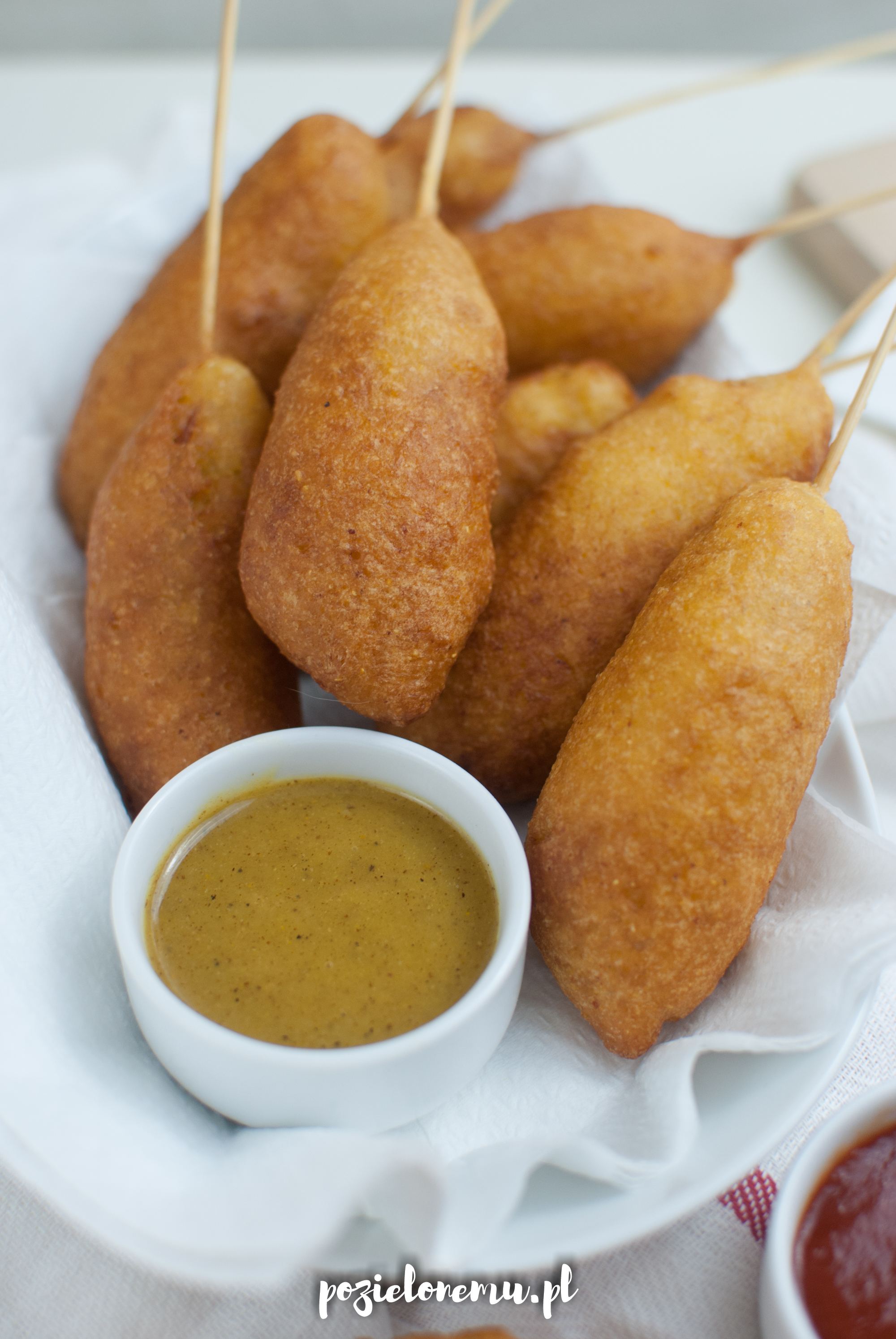 (Wegańskie) mini corn dogi z dipem musztardowo-miodowym