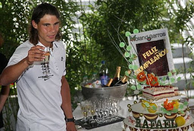 Rafael Nadal festeja su cumpleaños en Roland Garros