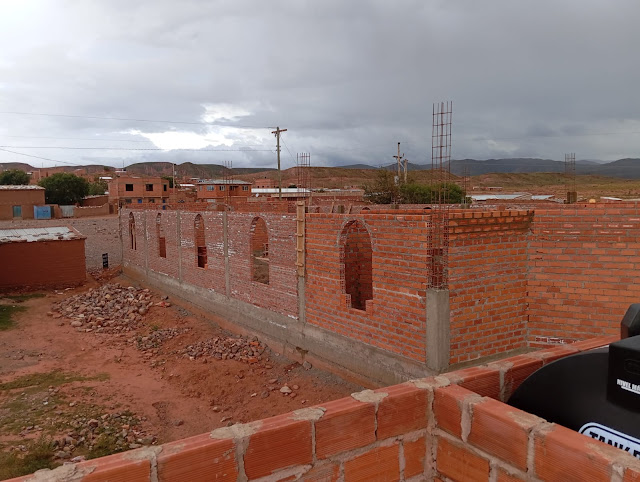 Der Bau der Kirche in Pampa Colorada Bolivien schreitet voran.