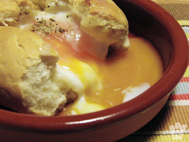 Mollete relleno de huevo, ajo asado y queso manchego