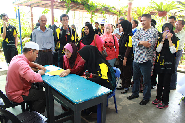 ibu bapa semak keputusan anak-anak