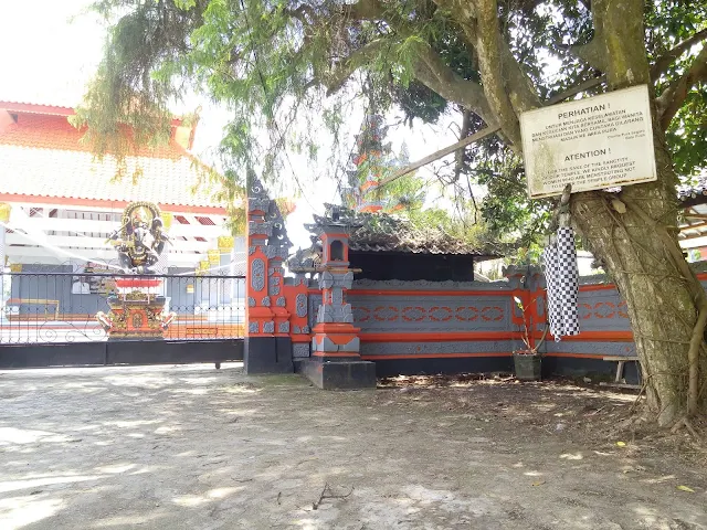 Pura di pantai batu putih