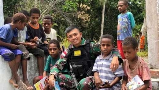 Satgas Yonif 126/KC Berinteraksi dengan Anak-anak Perbatasan Papua