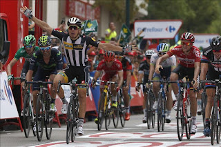 El italiano Kristian Sbaragli ganó la décima etapa de la Vuelta a España. El holandés Tom Dumoulin (Giant) mantuvo la camiseta roja