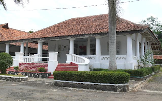 Rumah Dinas Camat Sagalaherang