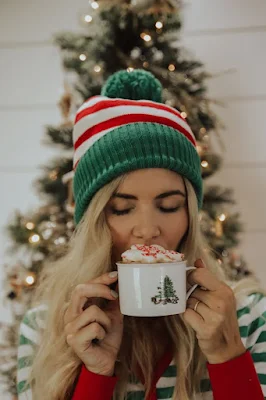 Use Adereços Divertidos:  Gorros de Papai Noel, óculos festivos e até mesmo renas de pelúcia podem dar um toque especial às suas fotos.