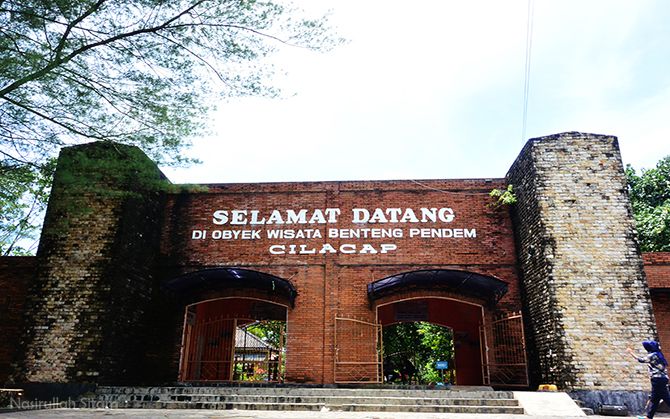 Gerbang depan Benteng Pendem Cilacap