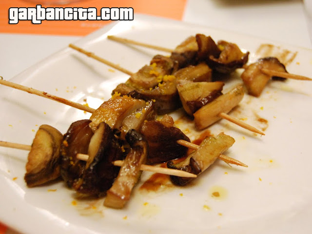 Brocheta de setas al toque de naranja