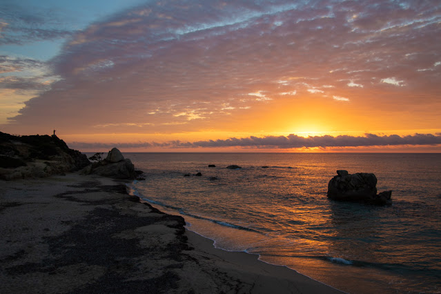 Alba sulla spiaggia di Santa Giusta