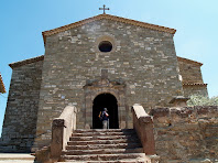 Façana principal de l'església Vella de Santa Maria d'Oló