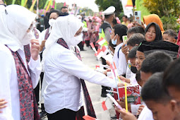 Iriana Jokowi dan Wury Ma'ruf Amin Bagikan Buku pada Pelajar Sekolah Dasar di Kabupaten Sragen