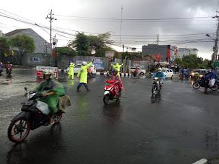 Kenakan Jas Hujan, Polsek Jetis Lakukan Turlalin di Jalan AM Sangaji