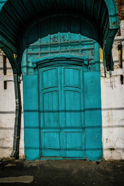 Синяя деревянная дверь