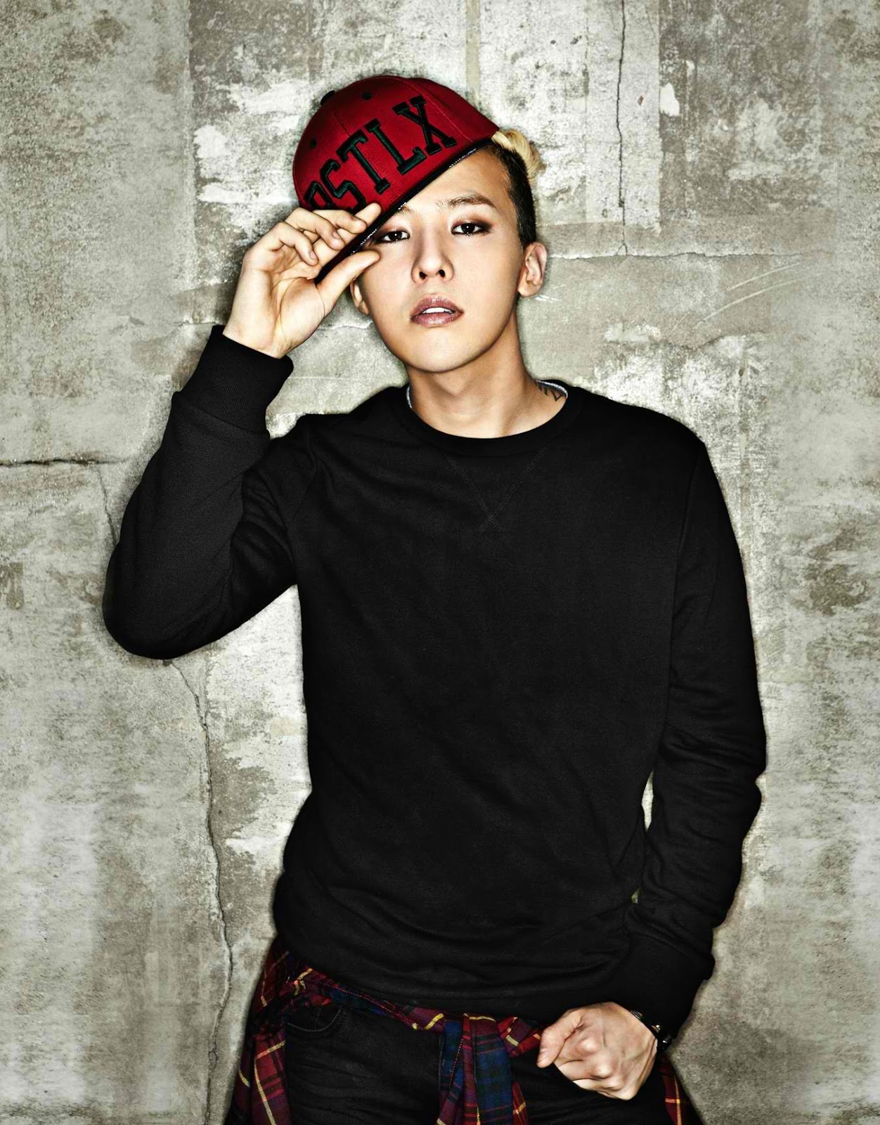 BIG  BANG  s G Dragon  Poses With Lee Ho Jung for BSX 2013 F 